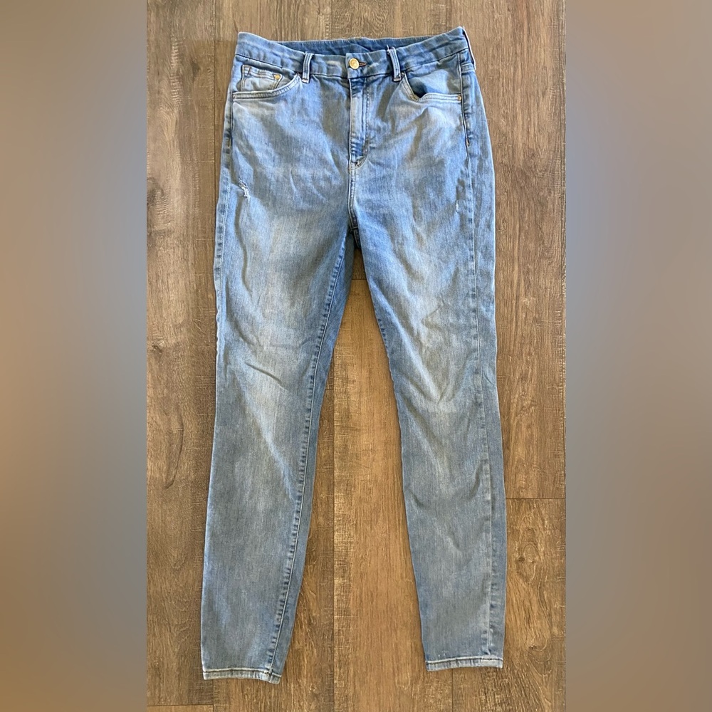 &Denim Jeans by HM women’s size 32 light wash distressed skinny jeans